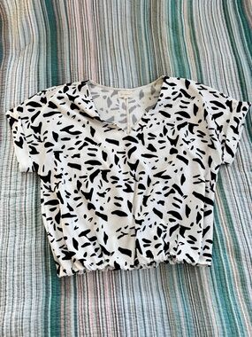 MELLODAY Black & White Abstract V-Neck Cropped Top